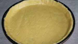 base crostata con crema e fragole