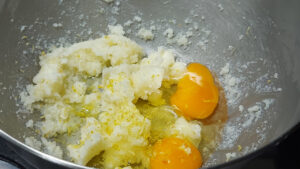 burro lavorato con uova e limone grattugiato