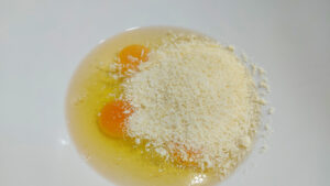 uova e parmigiano grattugiato
