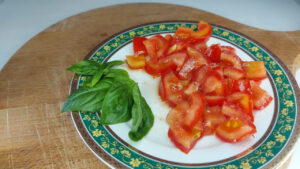 ingredienti friselle pomodori e basilico