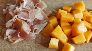 ingredienti pasta fredda con prosciutto e melone