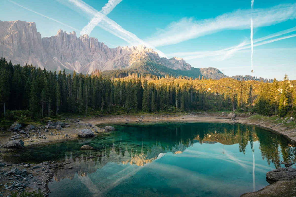 Dove il cielo si riflette in acque dai colori unici: il lago italiano incantato e dalle sfumature incredibili